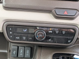 車内環境を自動でコントロールするフルオートエアコン。長距離ドライブも快適です。