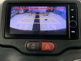 バックモニターで、後方を確認しながら安心して駐車することができます。※カメラが映し出す範囲は限られています。必ず車両周辺の安全を直接確認してください。