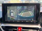 【アラウンドビューモニター】クルマを上から見下ろした視点で、駐車をサポートしてくれます。モニターでしっかりと安全確認。