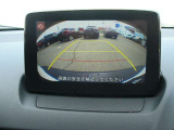 後退時に車両の後ろ側をモニター画面に表示します。車庫入れなどでバックする際に後方確認ができて便利です。車庫入れが苦手な人もこれで安心。