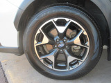 左前 17インチアルミホイール 走行性能が上がり、乗り心地を良くしてくれる大切なアイテムです!「*ホイールロックナットは展示用です」