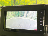【バックカメラ】駐車時に後方がリアルタイム映像で確認できます。大型商業施設や立体駐車場での駐車時や、夜間のバック時に大活躍!運転スキルに関わらず、今や必須となった装備のひとつです!