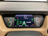 デジタル表示のスピードメーターとタコメーター、燃費やオドメーターなどの表示の他に、ホンダセンシング機能などの表示もできる多機能なマルチインフォメーション・ディスプレイです。