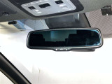 【自動防眩ミラー】夜間走行時、後続車のヘッドライトの反射を自動的に弱くします。 パワーモードONモード、オートミラースイッチONのときに作動。 スイッチ押すごとにON、OFFが切り換わります。
