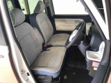 運転席の座面高さを調整できるシートリフターが付いています。フロントシートはベンチシートを採用で、座面も広く使い勝手もいいですよ♪