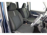 しっかりとしていて上質な座り心地のシートです。 座り心地も良くて長時間の運転も快適ですよ。 肌触りの良いシートが評判です。