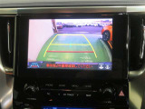 車両後方の映像を映すバックモニター。進路を確認しながら安全に車庫入れできます。