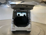 バックドアを上げた状態です。シートのアレンジ次第で荷室のスペースが広くなります!用途に合わせて快適な室内を!