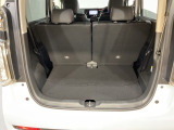 後席のシートをスライドさせると、広い荷室空間が生まれます。