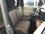 乗り降りしやすく、ペダル操作でも疲れにくい快適な運転席。体をしっかり支えるシート形状と乗用車同等のフレームにより、長時間のドライブでも姿勢が安定し快適に過ごせます。