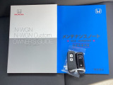 メンテナンスノート【点検整備記録簿・保証書】、取説も揃っています。スマートキーはバッグなどにしまったままボタン操作でエンジンの始動・停止ができて大変便利です。