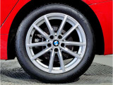 BMWの純正アロイホイールは軽量かつ強度にも優れているホイールで走行性能を引き上げる設計になっております。足元にもBMWは妥協がなくこだわっている個所になります。