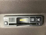 ハンドルの右下にETCがついています。高速道路の料金所の通過も楽々です!。 カードの取り出しもしやすい場所についています。