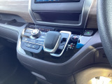 ハイブリット専用のシフトノブです。インパネシフトだから視線の移動も少なく足元もスッキリ♪運転席もゆったりしているのでゆとりを持ってドライブできますね!