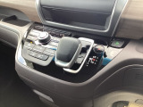 ハイブリット専用のシフトノブです。インパネシフトだから視線の移動も少なく足元もスッキリ♪運転席もゆったりしているのでゆとりを持ってドライブできますね!