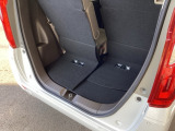 後席を前にスライドさせれば、荷室を広く使えます。