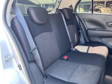 後部座席も気になるようなキズ・汚れやへたり等、大きなダメージはなく、良好な状態です。