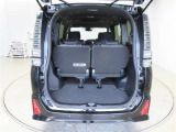 ラゲージスペースは十分な広さはありますが、更に大きい物を積み込む時には、サードシートをワンタッチラクラク操作で跳ね上げ格納することで、広いスペースが確保できます。