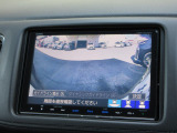 バックをするとき自動でリアの様子が映る『リアカメラ』付き! ナビ画面で確認しながらバックができますから安心ですね。でも、目視も大切ですよ!安全第一でお願いします!