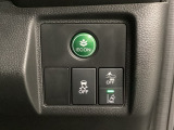 Hondaセンシング用の、VSA(ABS+TCS+横滑り抑制)解除と路外逸脱抑制機能のオンオフスイッチなどはハンドルの右側に装備しています。燃費に役立つECONボタンもここです。