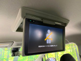 【フリップダウンモニター】大画面モニターで後席でもエンタメをお楽しみいただけます。小さなお子様にも大人気の装備です♪