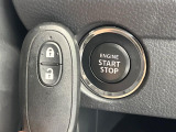 【キーレススタートシステム】カバンやポケットに入れたままでもドアの施錠・解錠が可能なスマートキーを装備。エンジンのオン・オフ時もカギを取り出す必要が無いからとっても便利です♪