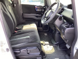 【ベンチシート】運転席と助手席の移動もスムーズ!狭い駐車場での乗り降りや、お子様の乗り降りにも便利です。座席の間にコンソールボックスやドリンクホルダーがないため、車内空間が広く感じます。
