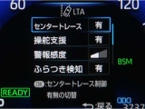レーンディパーチャーアラートとは車線、又は走路からの逸脱の可能性を警告すると共に、車線、又は走路からの逸脱を避けるためのハンドル操作の一部を支援する機能です。詳細は販売店スタッフまでお尋ね下さい。