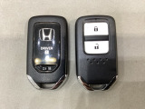 スマートキーを装備しています。鍵を差し込むことなくドアロックの開け閉めと、スタートボタン操作でのエンジンスタートができます。スペアキーも同じものを用意しております。