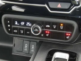 【オートエアコン】車内温度を感知して自動で温度調整をしてくれるのでいつでも快適な車内空間を創り上げます!どの席に座っても快適なドライブが楽しめます♪