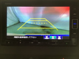 バックでの車庫入れも安心です! リアカメラが付いているバックモニター付のナビを装備しております。操作線もついており距離感も画面から確認できます。