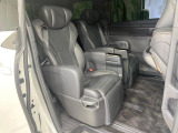 後部座席も気になるようなキズ・汚れやへたり等、大きなダメージはなく、良好な状態です。
