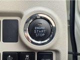 エンジンスタートボタンです。キーが車内にあれば、エンジンの始動・停止はブレーキを踏んでスイッチを押すだけ!キーを取り出す手間を省き、ワンプッシュでエンジンを操作するので簡単でスムーズです。