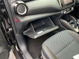 グローブボックス 車検証や小物を収納可能です
