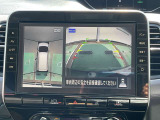 ギアを『R』に入れるとナビ画面に、まるでくもの上から覗いているような映像が映り、駐車をサポートしてくれます。