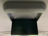 【フリップダウンモニター】大画面モニターで後席でもエンタメをお楽しみいただけます。小さなお子様にも大人気の装備です♪
