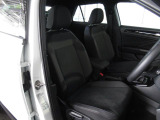 上質でドイツ車らしい、BlackStyle専用表皮の、かちっとした座り心地のシートです。