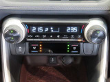 左右独立温度コントロールフルオートエアコンです。運転席、助手席それぞれで独立して温度設定ができます。冷え性の方が乗っても安心ですね♪