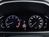 メーター周りは、左右にタコメーターとスピードメーター中央に多機能ディスプレイを配置し、視認性に優れたデジタル表示と上質感のあるデザインです。走行女王法や燃費などを直感的に確認できます。