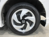 タイヤはスチールホイールで純正のホイールカバーを装着!