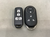 スマートキー付きですからドアロックの開閉およびエンジンスタートが楽々です。電動スライドドアの開け閉めもボタンで操作できます。加えて、純正リモコンエンジンスターター用の操作キーもついています。