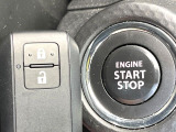 【キーレススタートシステム】カバンやポケットに入れたままでもドアの施錠・解錠が可能なスマートキーを装備。エンジンのオン・オフ時もカギを取り出す必要が無いからとっても便利です♪