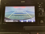 バックでの車庫入れも安心です! リアカメラが付いているバックモニター付のディスプレイオーディオを装備しております。操作線もついており距離感も画面から確認できます。