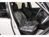 【運転席】ブラック基調のインテリアにハーフレザーシート(合皮/ファブリック※メーカー基準)。シートリフターで座面の高さを調整可能です。シートヒーター・フロアマット付です。
