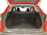 ラゲッジも広く使いやすいトランクは、開口部も広く荷物の積み下ろしもしやすいお車となっております。リアシートの背もたれは6:4の割合で分割して可倒できるので、長いお荷物などを載せることもできます。