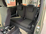 後部座席も気になるようなキズ・汚れやへたり等、大きなダメージはなく、良好な状態です。