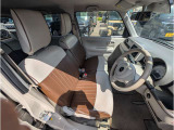前席は人気のベンチシートタイプなので運転席、助手席の行き来が楽々です☆