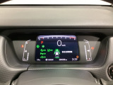 デジタル表示のスピードメーターとタコメーター、燃費やオドメーターなどの表示の他に、ホンダセンシング機能などの表示もできる多機能なマルチインフォメーション・ディスプレイです。
