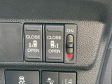 両側パワースライドドアのスイッチで運転席から操作できます。もちろんドアハンドルで操作も可能です。