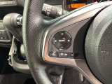 ステアリングにオーディオ操作スイッチが付いています。オーディオ画面に直接タッチしなくても操作が出来ますので、運転に集中できます。